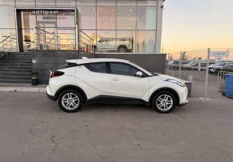 Подержанный автомобиль Toyota C-HR 2019 года (4 фото)