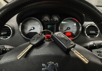 Подержанный автомобиль Peugeot 308 Hatchback 2008 года (17 фото)