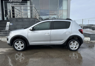 Подержанный автомобиль Renault Sandero 2015 года (8 фото)