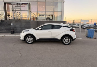 Подержанный автомобиль Toyota C-HR 2019 года (8 фото)