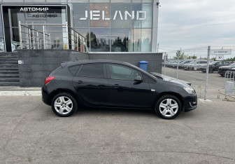 Подержанный автомобиль Opel Astra Hatchback 2012 года (4 фото)