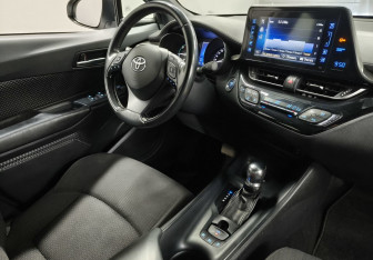 Подержанный автомобиль Toyota C-HR 2018 года (12 фото)