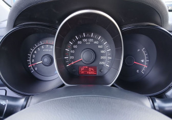 Подержанный автомобиль Kia Rio Hatchback 2016 года (9 фото)