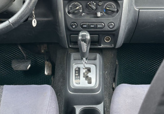 Подержанный автомобиль Suzuki Jimny 2008 года (11 фото)