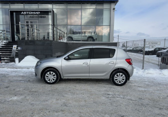 Подержанный автомобиль Renault Sandero 2014 года (8 фото)