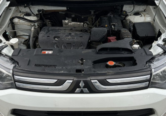 Подержанный автомобиль Mitsubishi Outlander 2012 года (13 фото)