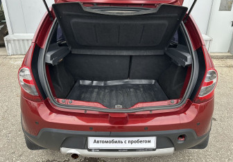 Подержанный автомобиль Renault Sandero 2012 года (13 фото)