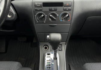 Подержанный автомобиль Toyota Corolla Sedan 2005 года (11 фото)