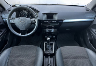 Подержанный автомобиль Opel Astra Sedan 2011 года (10 фото)