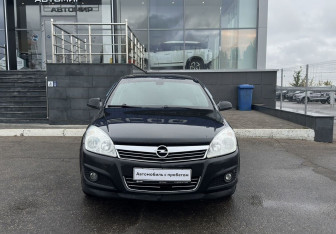 Подержанный автомобиль Opel Astra Sedan 2010 года (2 фото)