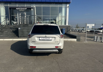 Подержанный автомобиль Mitsubishi Outlander 2014 года (6 фото)