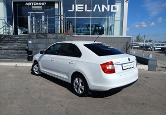 Подержанный автомобиль Skoda Rapid Liftback 2015 года (7 фото)