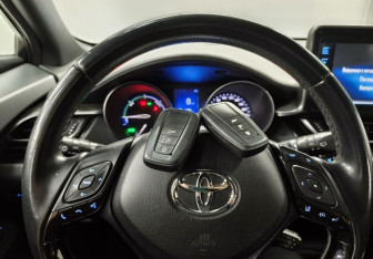 Подержанный автомобиль Toyota C-HR 2018 года (20 фото)