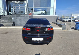 Подержанный автомобиль Mitsubishi Lancer Sedan 2012 года (6 фото)