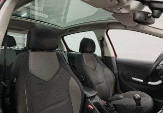 Подержанный автомобиль Peugeot 308 Hatchback 2008 года (12 фото)