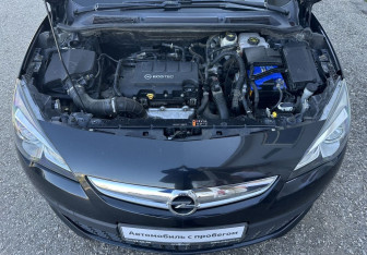 Подержанный автомобиль Opel Astra Hatchback 2013 года (14 фото)