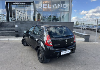 Подержанный автомобиль Renault Sandero 2011 года (7 фото)