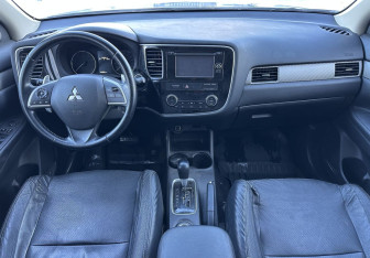 Подержанный автомобиль Mitsubishi Outlander 2012 года (10 фото)