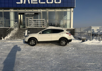 Подержанный автомобиль Nissan Qashqai 2014 года (8 фото)