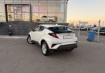 Подержанный автомобиль Toyota C-HR 2019 года (7 фото)