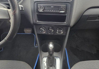 Подержанный автомобиль Volkswagen Polo Hatchback 2011 года (11 фото)