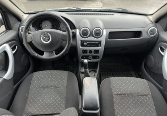 Подержанный автомобиль Renault Sandero 2011 года (10 фото)