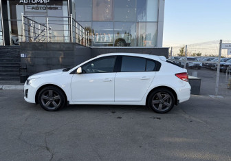 Подержанный автомобиль Chevrolet Cruze Hatchback 2014 года (8 фото)