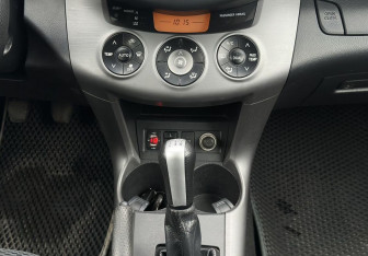 Подержанный автомобиль Toyota RAV4 2006 года (11 фото)