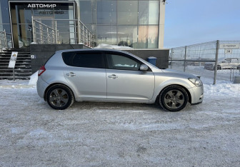 Подержанный автомобиль Kia Ceed Hatchback 2010 года (4 фото)