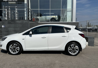 Подержанный автомобиль Opel Astra Hatchback 2011 года (8 фото)