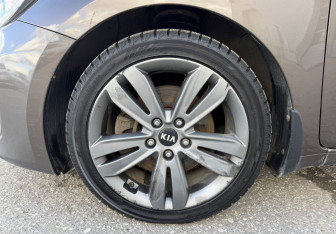 Подержанный автомобиль Kia Ceed Hatchback 2017 года (14 фото)