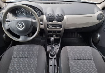 Подержанный автомобиль Renault Sandero 2011 года (10 фото)