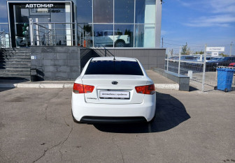 Подержанный автомобиль Kia Cerato Sedan 2011 года (6 фото)
