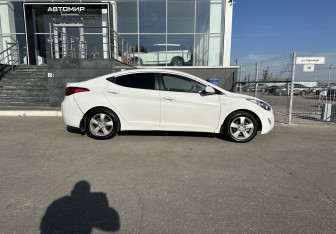 Подержанный автомобиль Hyundai Elantra Sedan 2013 года (4 фото)