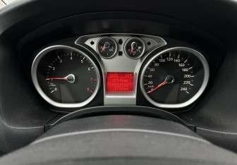 Подержанный автомобиль Ford Focus Hatchback 2008 года (9 фото)