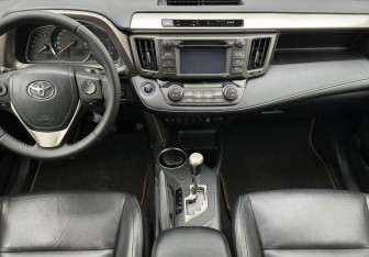 Подержанный автомобиль Toyota RAV4 2013 года (10 фото)