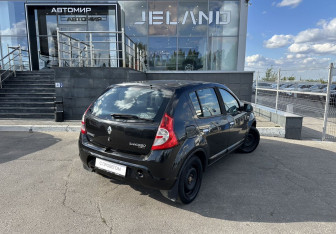 Подержанный автомобиль Renault Sandero 2011 года (5 фото)