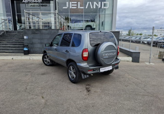 Подержанный автомобиль Chevrolet Niva 2008 года (7 фото)