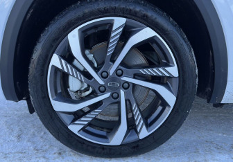 Подержанный автомобиль Geely Monjaro 2025 года (14 фото)