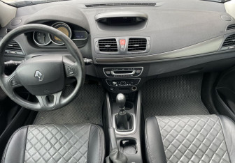 Подержанный автомобиль Renault Megane Hatchback 2010 года (10 фото)