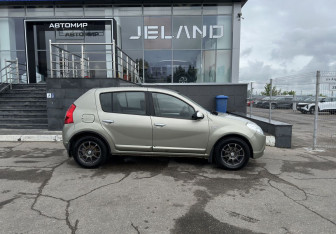 Подержанный автомобиль Renault Sandero 2011 года (4 фото)