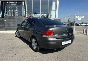 Подержанный автомобиль Opel Astra Sedan 2011 года (7 фото)