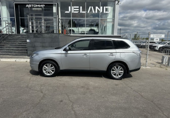 Подержанный автомобиль Mitsubishi Outlander 2014 года (8 фото)