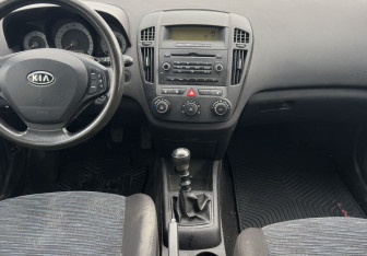 Подержанный автомобиль Kia Ceed Hatchback 2007 года (10 фото)