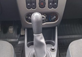 Подержанный автомобиль Renault Sandero 2011 года (11 фото)