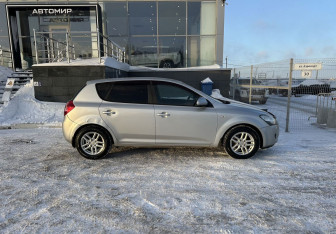 Подержанный автомобиль Kia Ceed Hatchback 2009 года (4 фото)