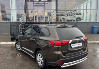Подержанный автомобиль Mitsubishi Outlander 2018 года (7 фото)