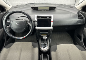 Подержанный автомобиль Citroen C4 Hatchback 2010 года (10 фото)