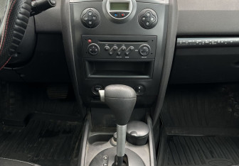 Подержанный автомобиль Renault Megane Sedan 2008 года (11 фото)