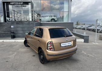 Подержанный автомобиль Skoda Fabia Hatchback 2001 года (7 фото)